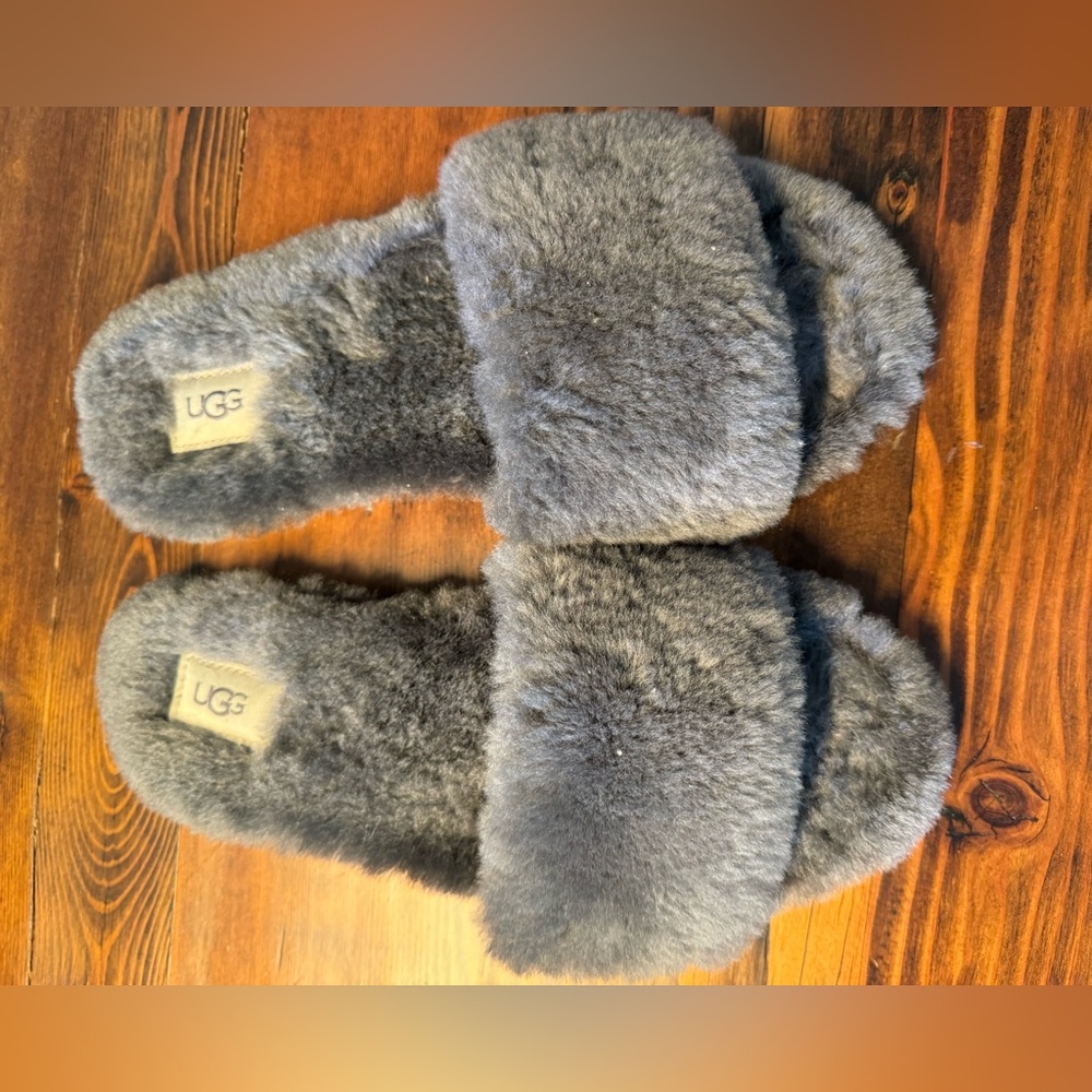 UGG fluff slide II thong sheepskin slippers, worn once, like new condition